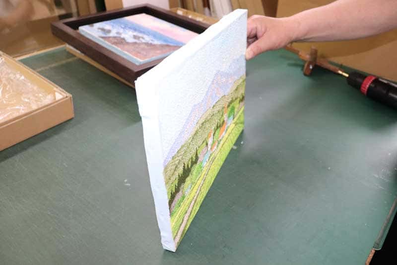 岡山のアート工房がご提案する「額無し」を壁に掛けた場合